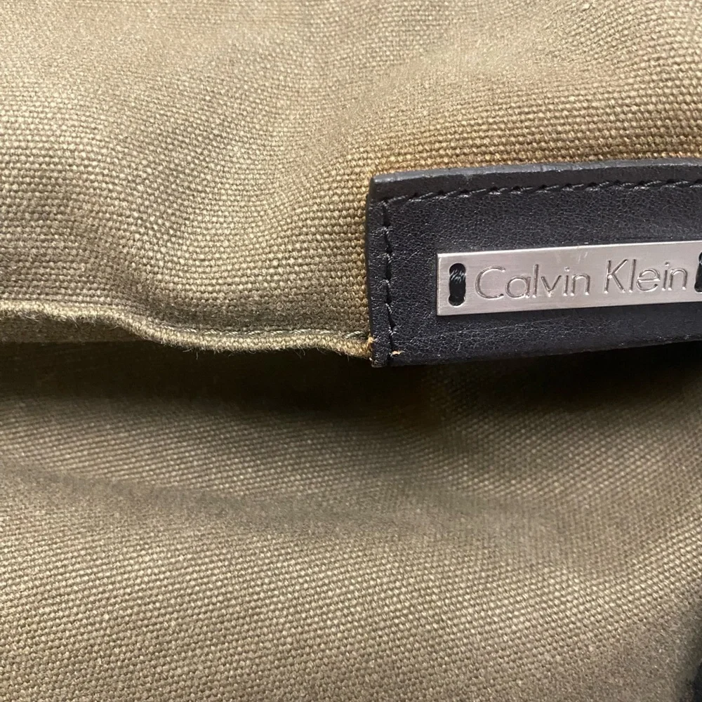 Calvin Klein Men’s Army Green Messenger Bag - Picture 3 of 14